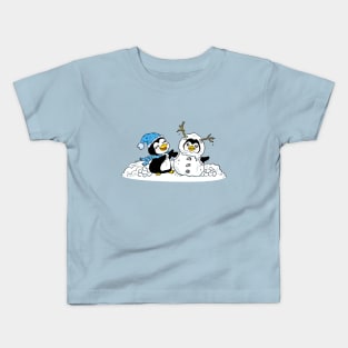 Penguin couple in snow Kids T-Shirt